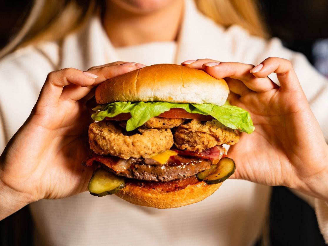 plano hamburguesa sujeta por manos de chica