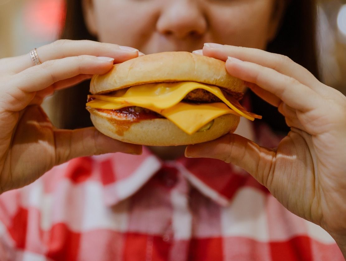 hamburgeusa sujeta por manos de chica